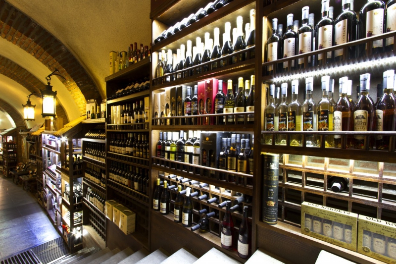 bar-BEUIL-min_world_street_travel_shop_canon_georgia_wine_bottles-429767